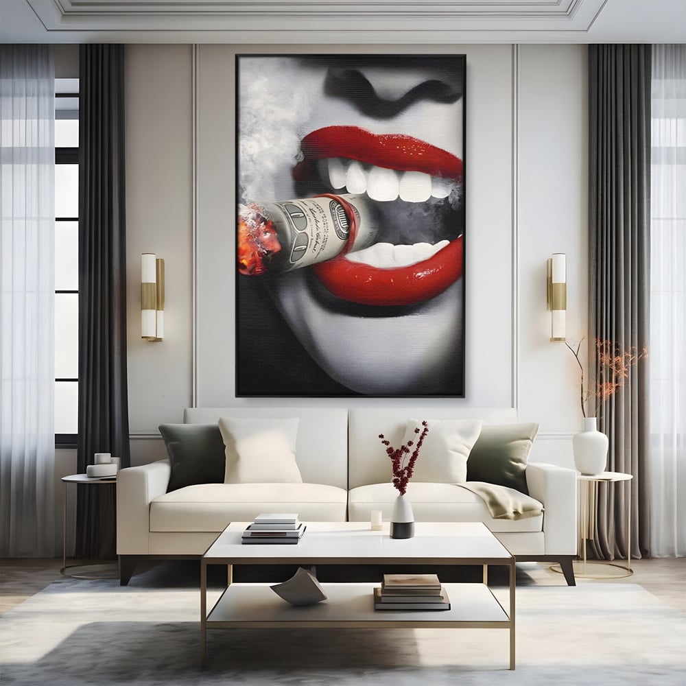 Tablou canvas cu tablou canvas cu buze rosii si bancnota, in rama de aluminiu negru, pe perete intr-un living